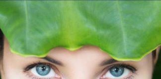 site-industries-cosmetiques Os olhos de uma mulher que emerge de uma folha no vídeo da Exsymol que revela a sua política de RSE.