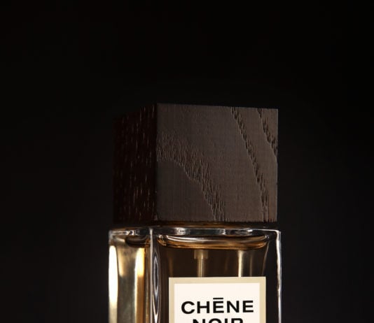 site-industries-cosmetiques Garrafa eco-responsável Cheene Preto sobre fundo preto.