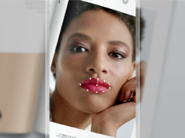 site-industries-cosmetiques Una mujer con los labios pintados utilizando Lipscanner, el primer lector de colores de Chanel.
