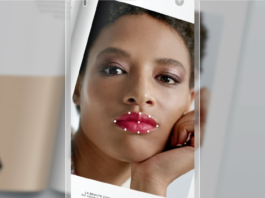 site-industries-cosmetiques Une femme avec du rouge à lèvres sur le visage utilisant Lipscanner, le premier lecteur de couleurs de Chanel.