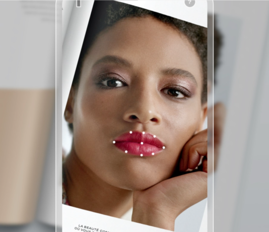 site-industries-cosmetiques 一位脸上涂着口红的女士正在使用香奈儿首款色彩阅读器 Lipscanner。