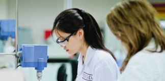 site-industries-cosmetiques Duas mulheres com batas de laboratório a trabalhar num laboratório.