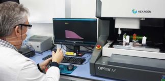 site-industries-cosmetiques A man in a laboratory performing precise dimensional checks on L'Oréal bottles and capsules.