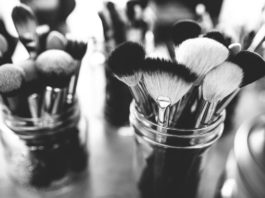 site-industries-cosmetiques 一张容器中化妆刷的单色照片。