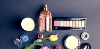 site-industries-cosmetiques Uma variedade de cosméticos é apresentada sobre um fundo escuro.