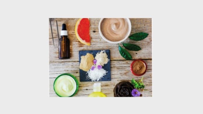 site-industries-cosmetiques Uma variedade de produtos de beleza numa mesa de madeira com investimento da Eurazeo.