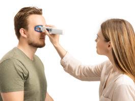 site-industries-cosmetiques Une femme utilise un appareil pour favoriser l'évaporation sur son visage.
