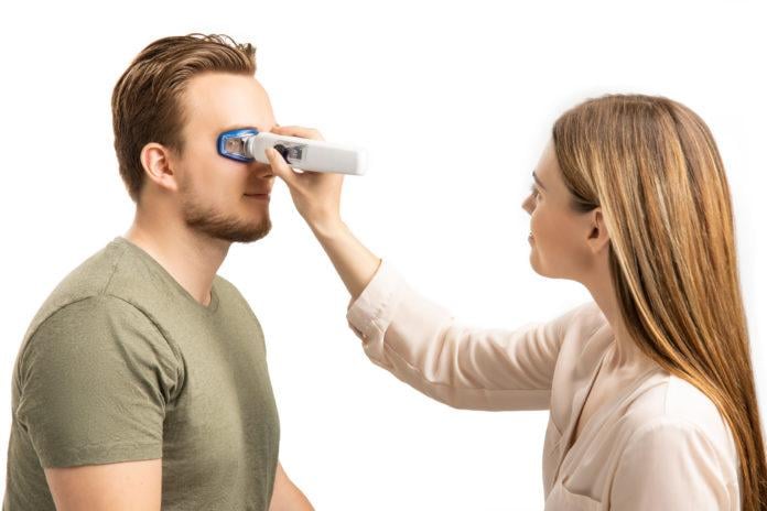 site-industries-cosmetiques A woman uses a device to promote evaporation on her face.