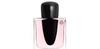 site-industries-cosmetiques Um frasco de perfume cor-de-rosa sobre um fundo branco, realçando a sinergia entre a Pochet e a Eau de Parfum Ginza da Shiseido.
