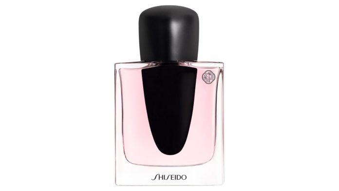 site-industries-cosmetiques Um frasco de perfume cor-de-rosa sobre um fundo branco, realçando a sinergia entre a Pochet e a Eau de Parfum Ginza da Shiseido.