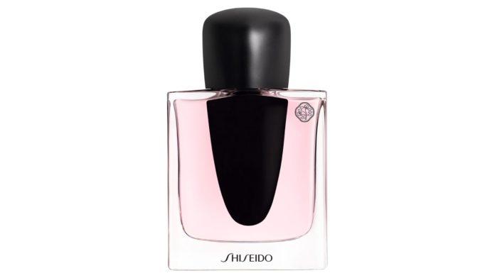 site-industries-cosmetiques Un flacon de parfum rose sur fond blanc, mettant en valeur la synergie entre Pochet et l'Eau de Parfum Ginza de Shiseido.