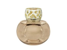site-industries-cosmetiques A contemporary tribute to delicate elegance with a glass bottle featuring a gold lid on a white background.