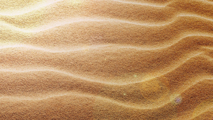 site-industries-cosmetiques Une dune de sable avec des vagues qui boostent le bronzage.