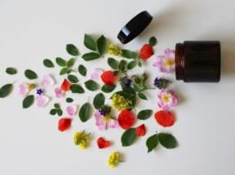 site-industries-cosmetiques 白色表面上摆满了花朵和树叶，象征着 Cosmed 通过其全新的 "Cosmed 环境 "全球专家服务对环境做出的承诺。