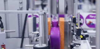 site-industries-cosmetiques Une machine dans une usine célébrant son 30e anniversaire avec une boule violette dessus.