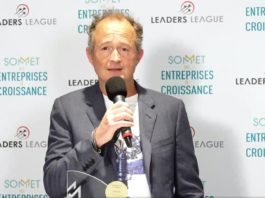 site-industries-cosmetiques 一名男子在 Sommet des Entreprises de Croissance 上接受 Capsum 奖，并对着麦克风讲话。