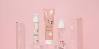 site-industries-cosmetiques Uma coleção de "produtos de cuidados da pele" sobre um fundo cor-de-rosa.
