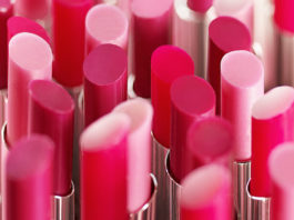 site-industries-cosmetiques Numerous pink lipsticks are arranged in a row for a web conference presentation on May 27.