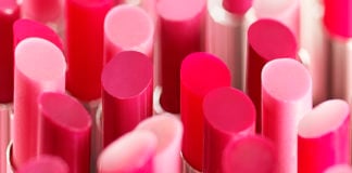 site-industries-cosmetiques Numerosas barras de labios rosas se disponen en fila para la presentación de una conferencia web el 27 de mayo.