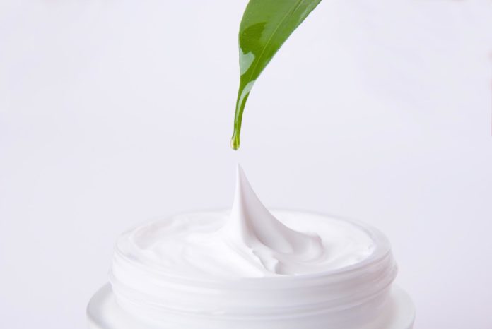 site-industries-cosmetiques A creamy pot with an emphasis on hydration and desired claims, adorned with a leaf.