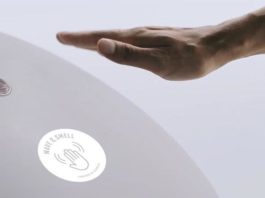 site-industries-cosmetiques 在 VivaTech，一个人的手伸向一个白色的球。