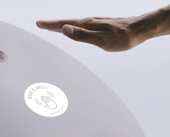 site-industries-cosmetiques La mano de una persona alcanzando una bola blanca en VivaTech.