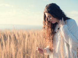 site-industries-cosmetiques 一片高高的草地。