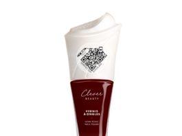 site-industries-cosmetiques 一瓶带有二维码的 Clever Beauty 指甲油，透明地突出了 Sorga 技术。