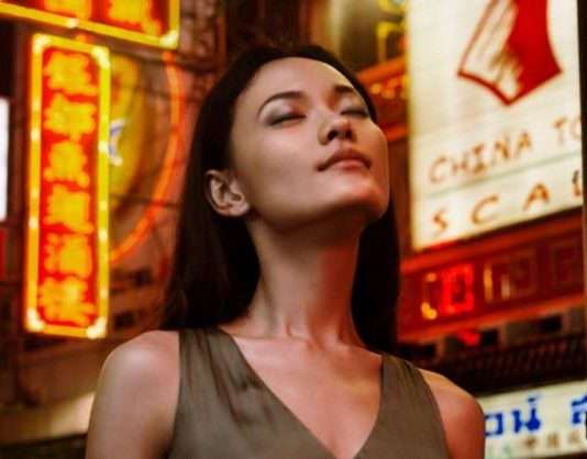 site-industries-cosmetiques 一位女士在香水创新实验室的霓虹灯前。
