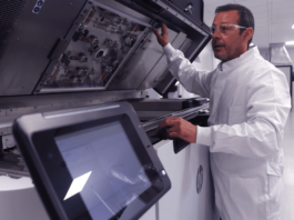 site-industries-cosmetiques 一位身穿实验室大衣的男子使用 Erpro 3D Factory 与惠普公司一起利用 3D 打印技术进行创新。