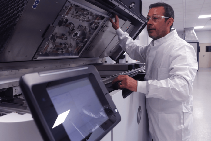 site-industries-cosmetiques Un homme en blouse de laboratoire utilise Erpro 3D Factory pour innover avec l'impression 3D aux côtés de HP Inc.