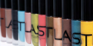 site-industries-cosmetiques Um anúncio de lançamento que apresenta uma fila de vernizes de unhas coloridos num fundo branco para a marca Last.