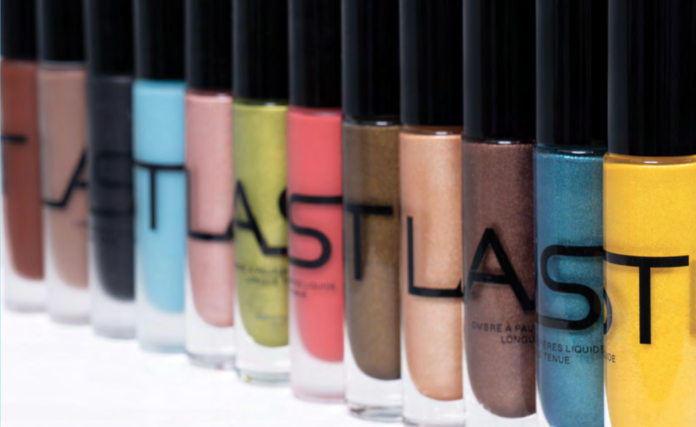 site-industries-cosmetiques Um anúncio de lançamento que apresenta uma fila de vernizes de unhas coloridos num fundo branco para a marca Last.