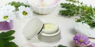 site-industries-cosmetiques Um frasco de creme com infusão de flores e ervas, resultado do novo programa de exportação da Cosmetic Valley para mercados internacionais.