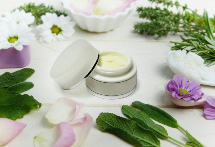 site-industries-cosmetiques Um frasco de creme com infusão de flores e ervas, resultado do novo programa de exportação da Cosmetic Valley para mercados internacionais.