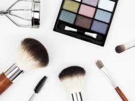 site-industries-cosmetiques 关键词： 化妆刷、白色表面。