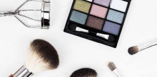 site-industries-cosmetiques Keywords: make-up brushes, white surface.