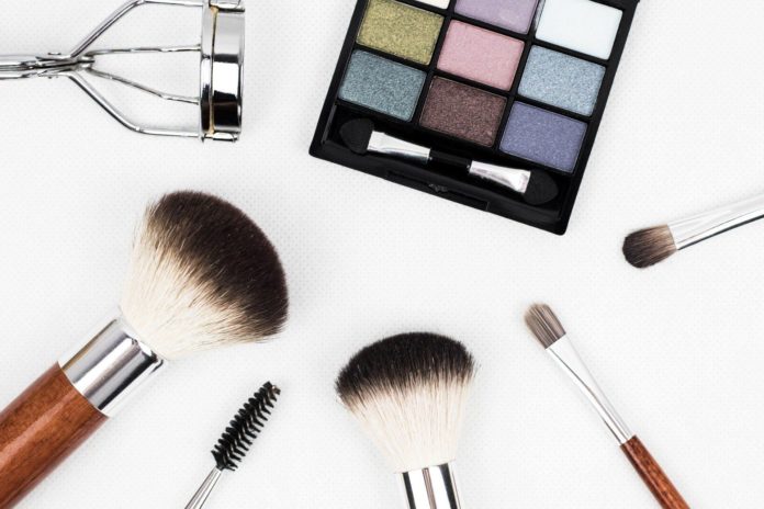 site-industries-cosmetiques Keywords: make-up brushes, white surface.