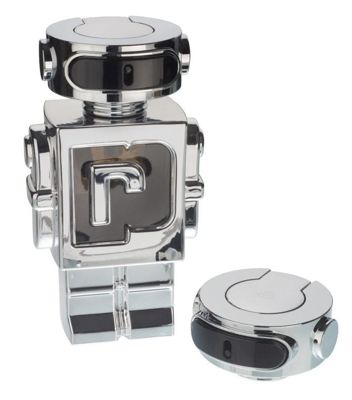 site-industries-cosmetiques Un flacon de parfum robot chromé avec couvercle noir, conçu par VPI pour le parfum masculin Phantom de Paco Rabanne.