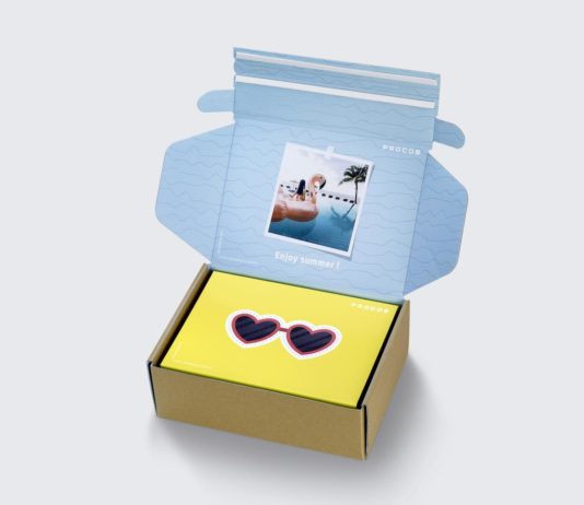 site-industries-cosmetiques Une boîte jaune avec une photo de lunettes de soleil.