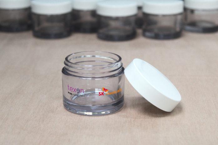 site-industries-cosmetiques Transparent jars, lids and tables.