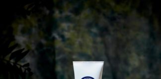 site-industries-cosmetiques 木桌上摆放着各种产品，包括含有极地活性成分的 Polaar Men。