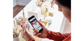 site-industries-cosmetiques A woman browses cosmetics on her phone.