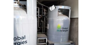 site-industries-cosmetiques Duas cubas com o logótipo "global bioenergies" num cenário de um carro de projeto.