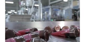 site-industries-cosmetiques A factory machine automatically produces lipsticks.