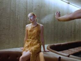 site-industries-cosmetiques 一位女士坐在沙发上。