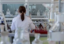 site-industries-cosmetiques A woman works in a drafting laboratory.