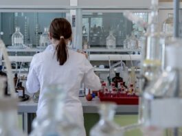 site-industries-cosmetiques A woman works in a drafting laboratory.