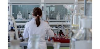 site-industries-cosmetiques A woman works in a drafting laboratory.