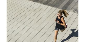 site-industries-cosmetiques Une femme fait du jogging sur un trottoir, passée devant un brouillon auto.